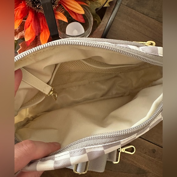 Canvelle City Crossbody - Picture 3 of 7